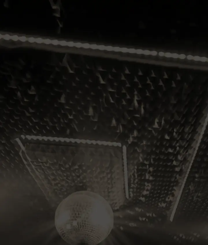 Il soffitto a specchi di un club, con la sfera accesa